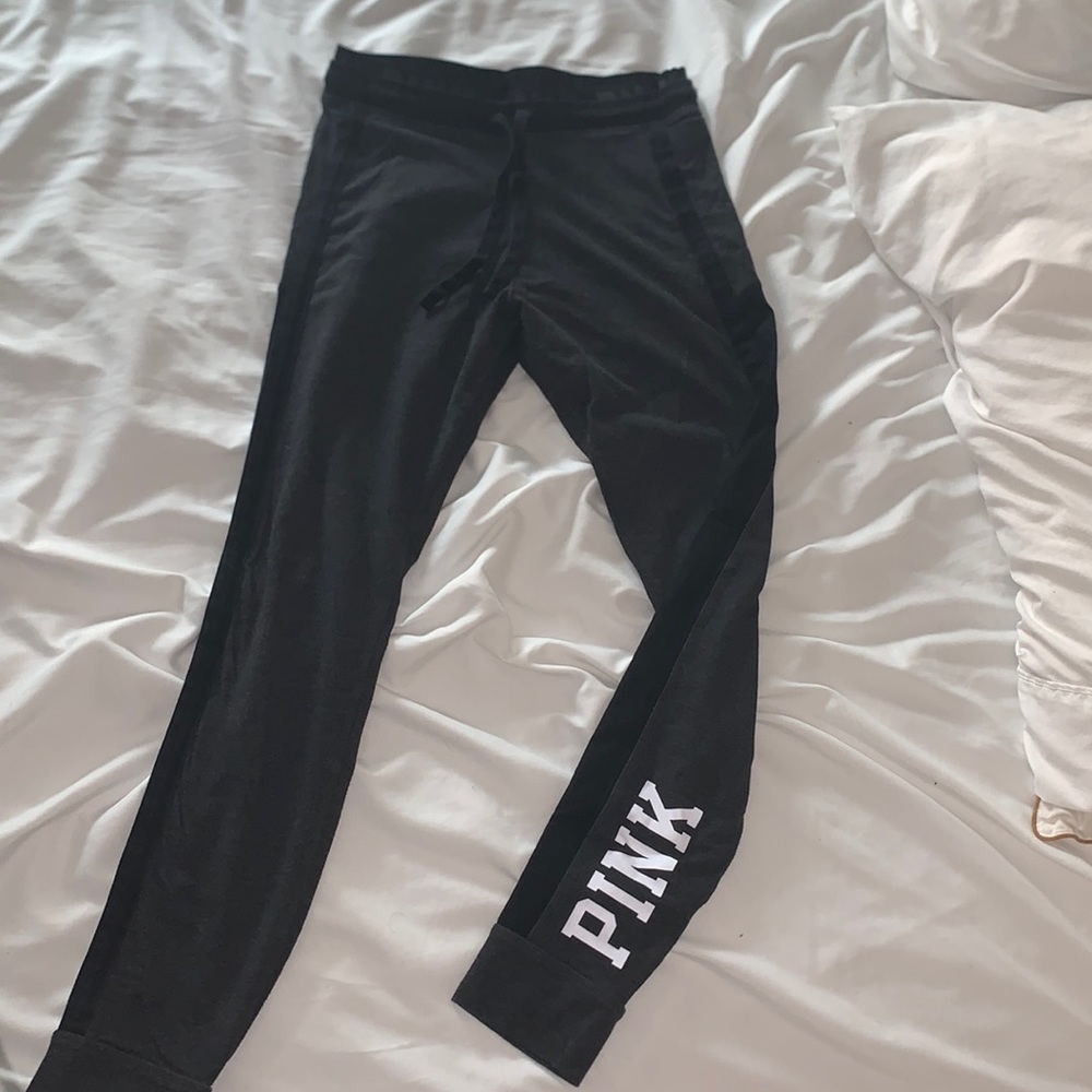 Victoria’s Secret Pink yoga leggings🤍